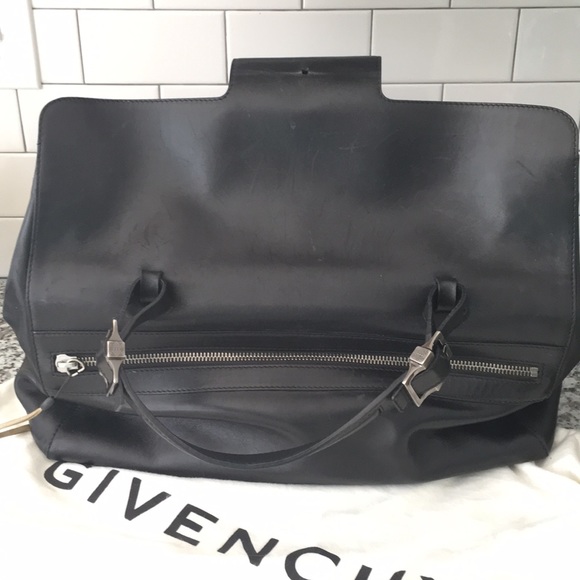 Givenchy Black leather travel bag. - Picture 2 of 5